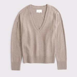 Abercrombie & Fitch NWT❗️V Neck Sweater in Taupe